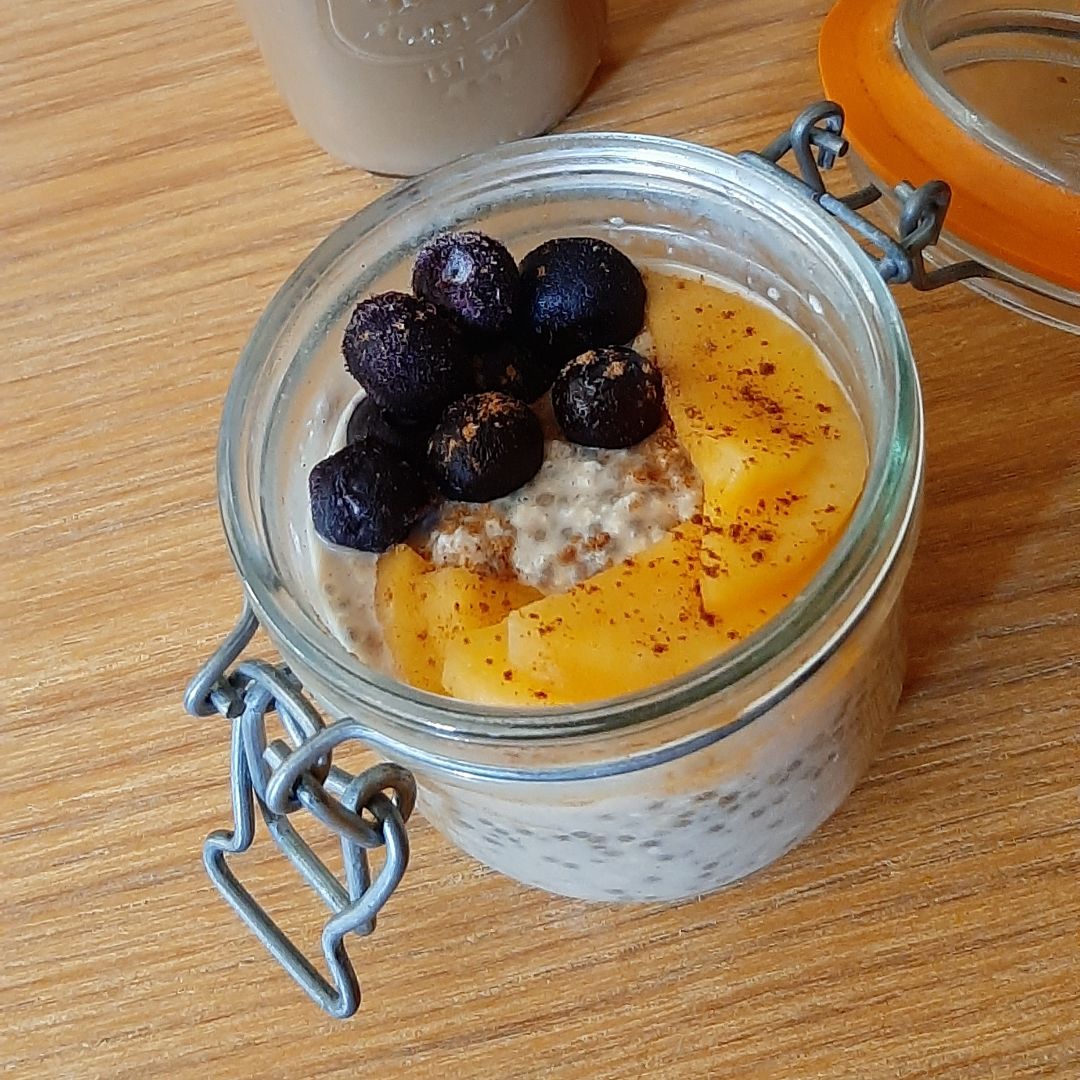 Overnight oats con chía, melocotón y arándanos