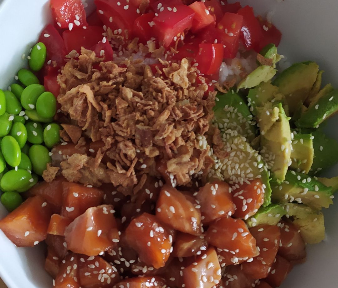 Poké de salmón y aguacate 