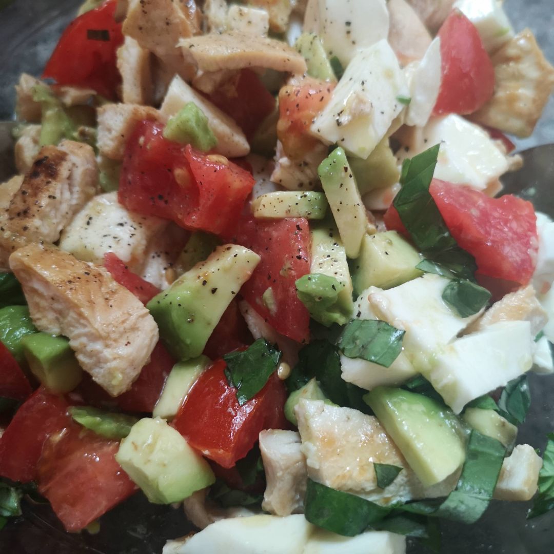 Ensalada de pollo, tomate, aguacate, mozarella y albahaca Ensalada de pollo, tomate, aguacate, mozarella y albahaca