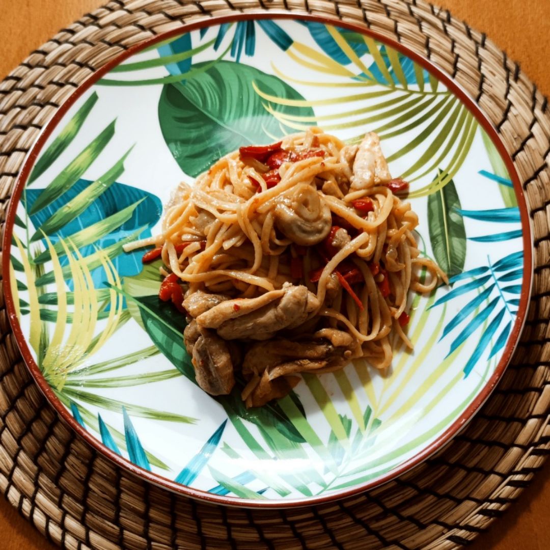 Tallarines con verduras y pollo (estilo asiático) Tallarines con verduras y pollo (estilo asiático)