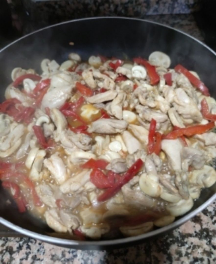 Tallarines con verduras y pollo (estilo asiático) Paso 4 Tallarines con verduras y pollo (estilo asiático) Paso 4