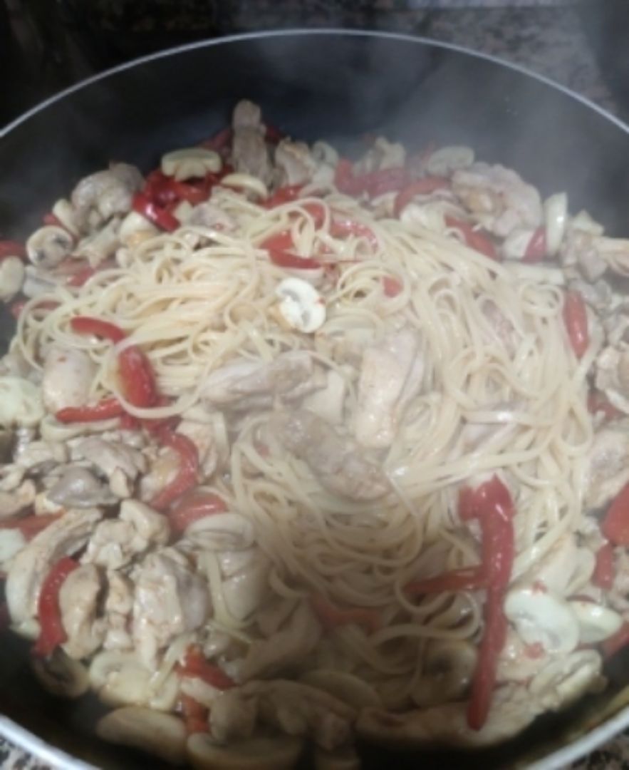 Tallarines con verduras y pollo (estilo asiático) Paso 6 Tallarines con verduras y pollo (estilo asiático) Paso 6