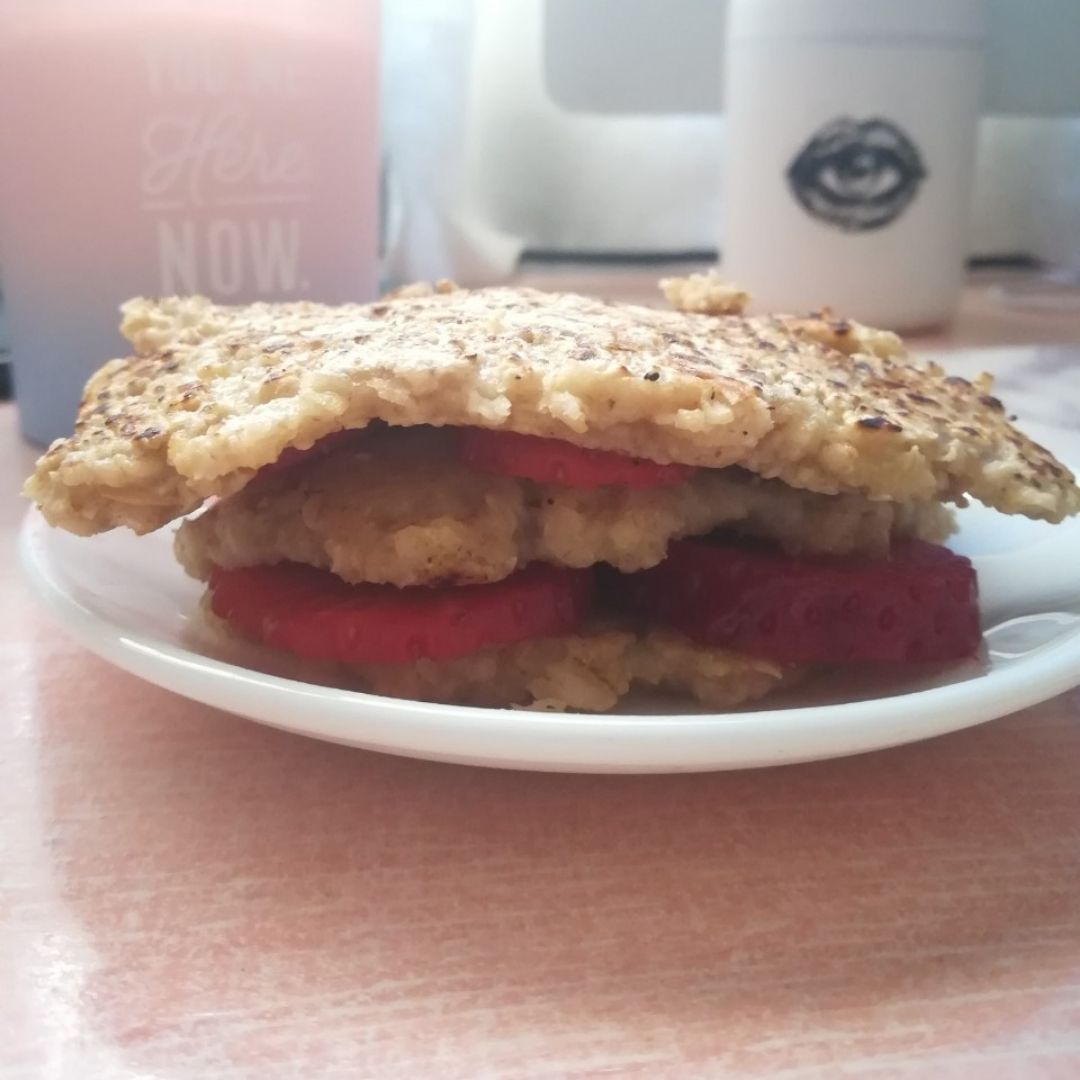Tostada de avena con fresas y miel Tostada de avena con fresas y miel