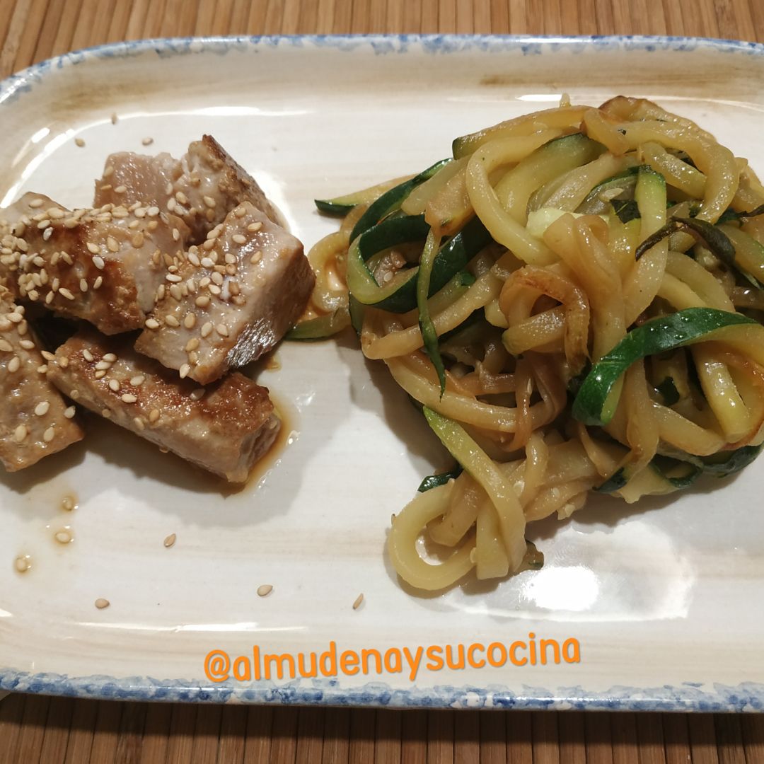 ATÚN MARINADO CON NOODLES DE CALABACÍN ATÚN MARINADO CON NOODLES DE CALABACÍN