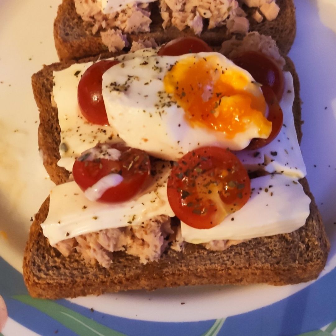 Tosta de atún y huevo poché al microondas Tosta de atún y huevo poché al microondas