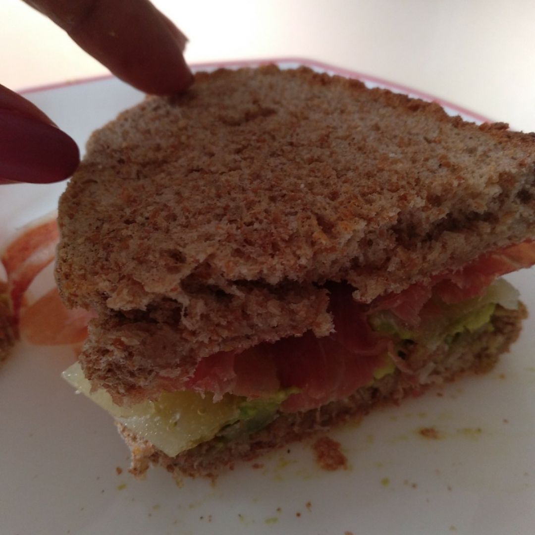 Tostada/bocadillo de aguacate, queso y jamón serrano. Tostada/bocadillo de aguacate, queso y jamón serrano.