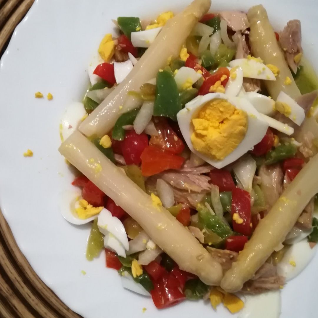 Vinagreta de pimientos con esparragos blancos, melva y espárragos blancos ✨
