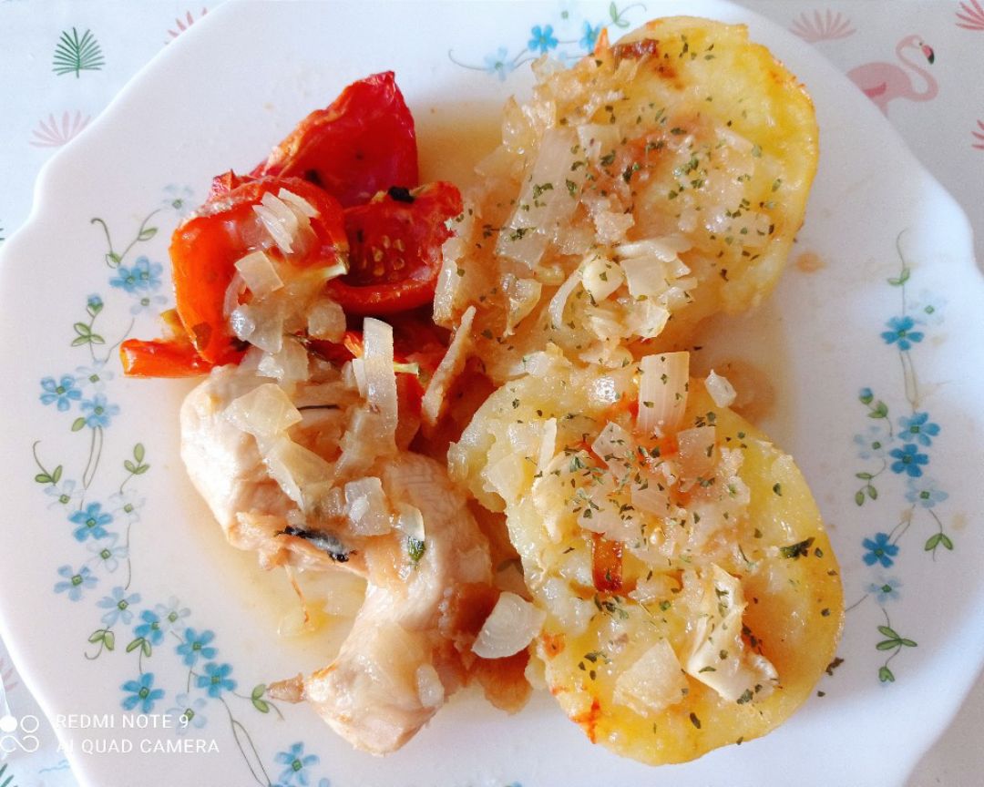 Pollo, patatas y tomate al horno Pollo, patatas y tomate al horno