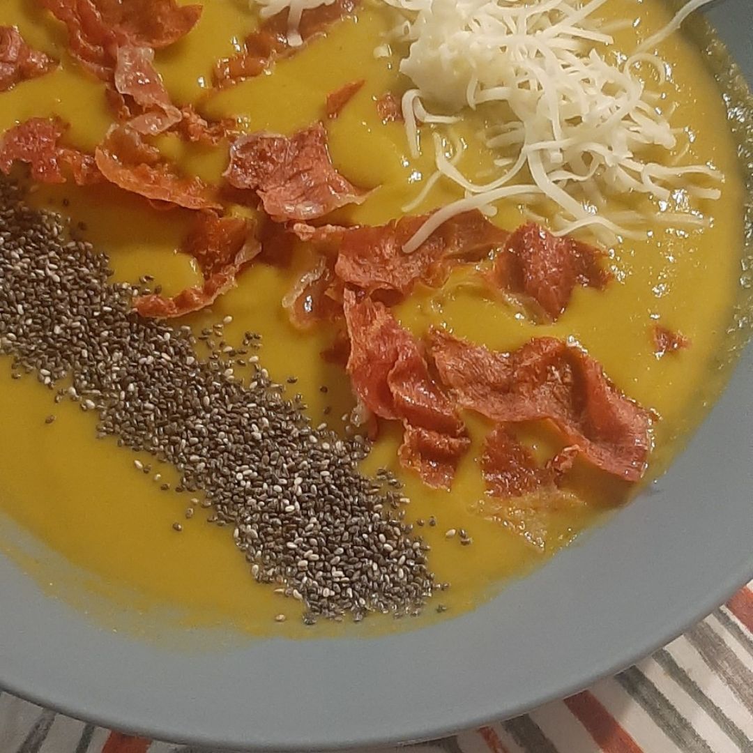 Crema de calabaza con jamón y chia