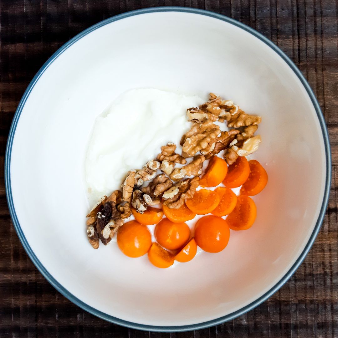 Bowl con yogur, nueces y uchuvas