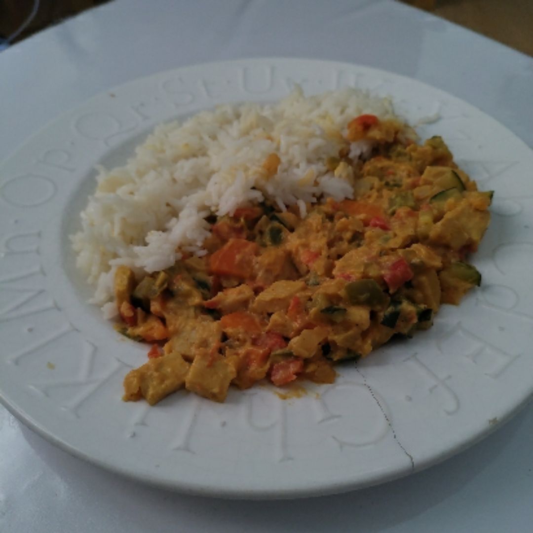 Tempeh con verduras acompañado de arroz