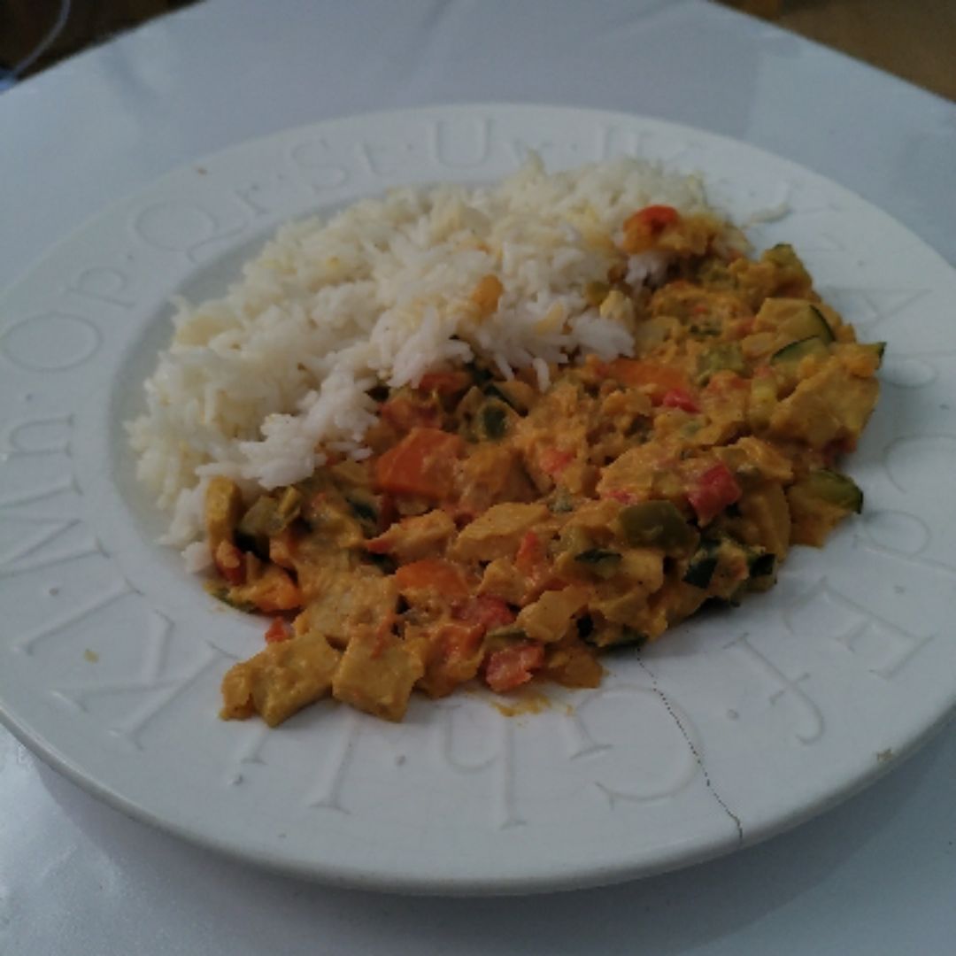 Tempeh con verduras acompañado de arroz Tempeh con verduras acompañado de arroz