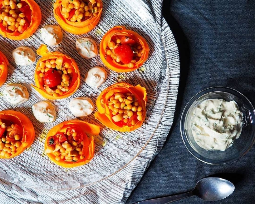 NIDOS DE ZANAHORIA RELLENOS DE LENTEJAS CON SALSA DE TAHINI