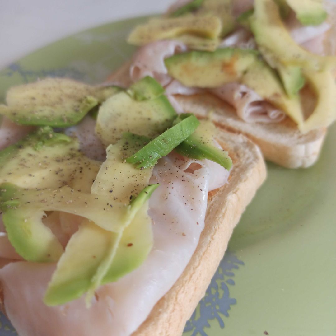 Tostada de Aguacate y Pechuga de pavo Tostada de Aguacate y Pechuga de pavo
