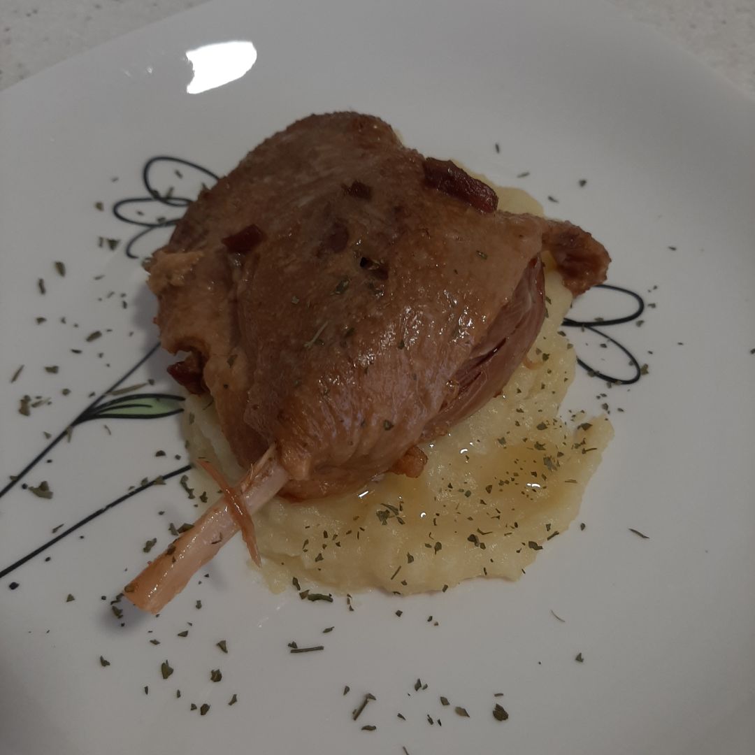 Confit de pato con puré de patata y manzana Confit de pato con puré de patata y manzana