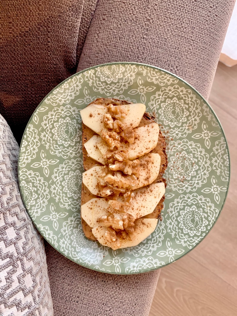 Tostada con crema de cacahuete y manzana