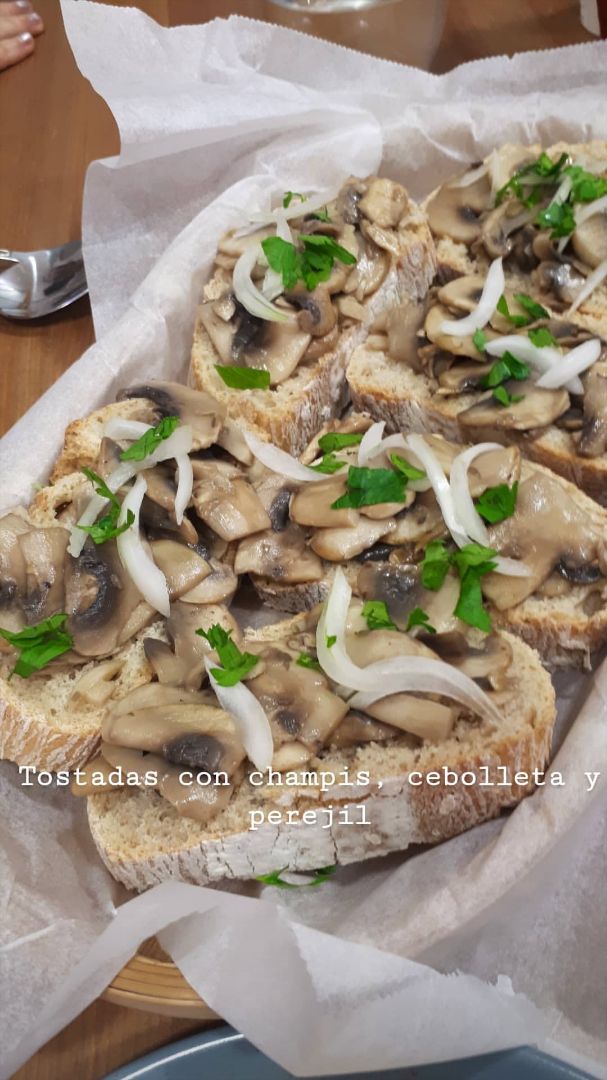 Tostadas con champis Tostadas con champis