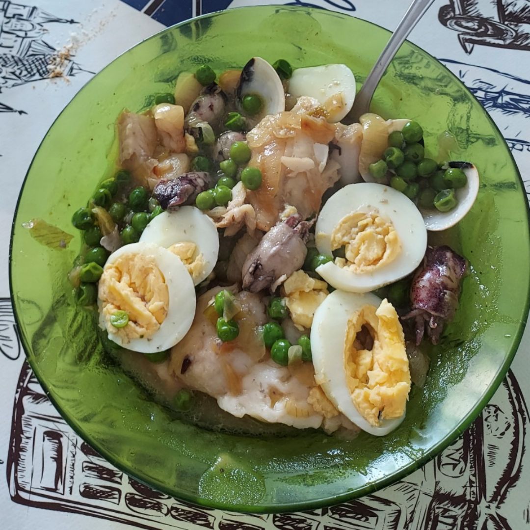 Revuelto de pescado con guisantes cebolla y huevos Revuelto de pescado con guisantes cebolla y huevos