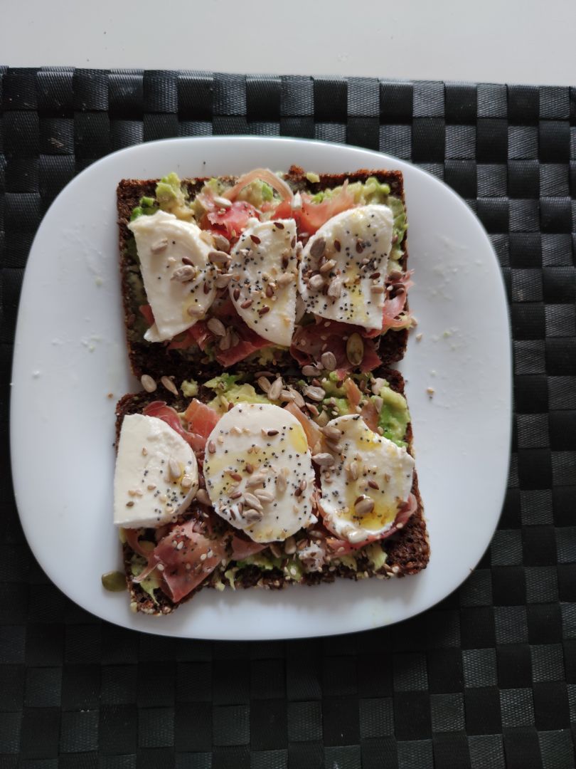 Tostadas de centeno con aguacate y mozarela Tostadas de centeno con aguacate y mozarela