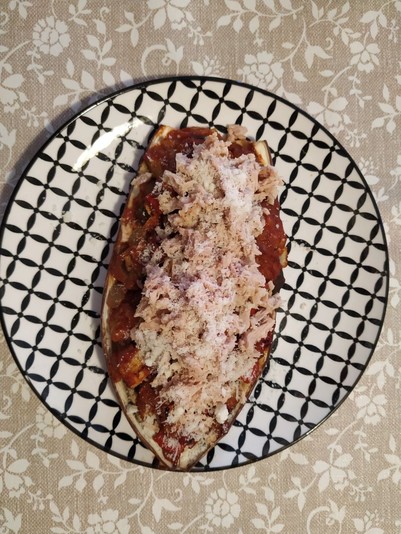 Berenjena rellena con atún y parmesano Berenjena rellena con atún y parmesano