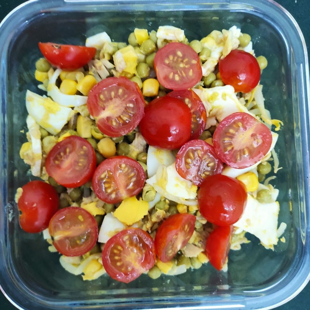 Bowl de guisantes, brotes de soja y huevo Bowl de guisantes, brotes de soja y huevo