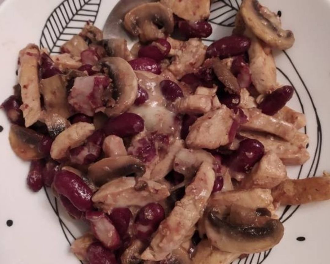 Alubias con pollo y champiñones Alubias con pollo y champiñones