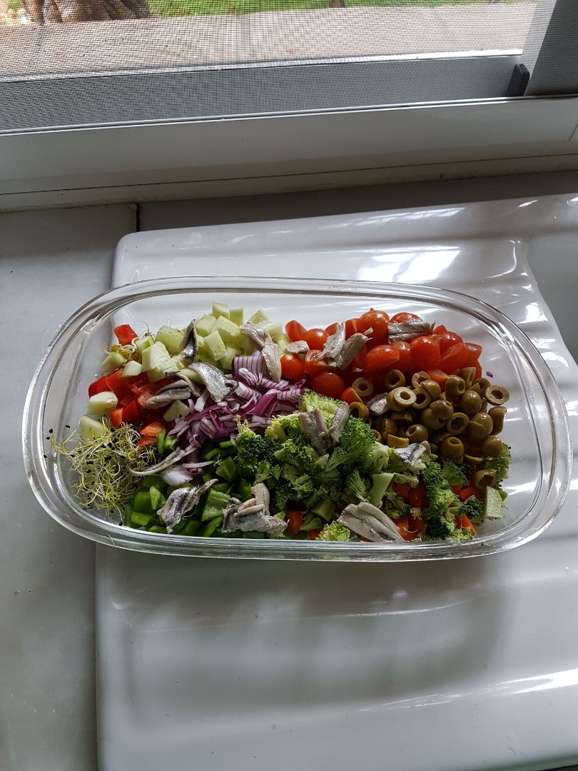 Ensalada con boquerones en vinagre, brocoli, germinados... y judias Ensalada con boquerones en vinagre, brocoli, germinados... y judias