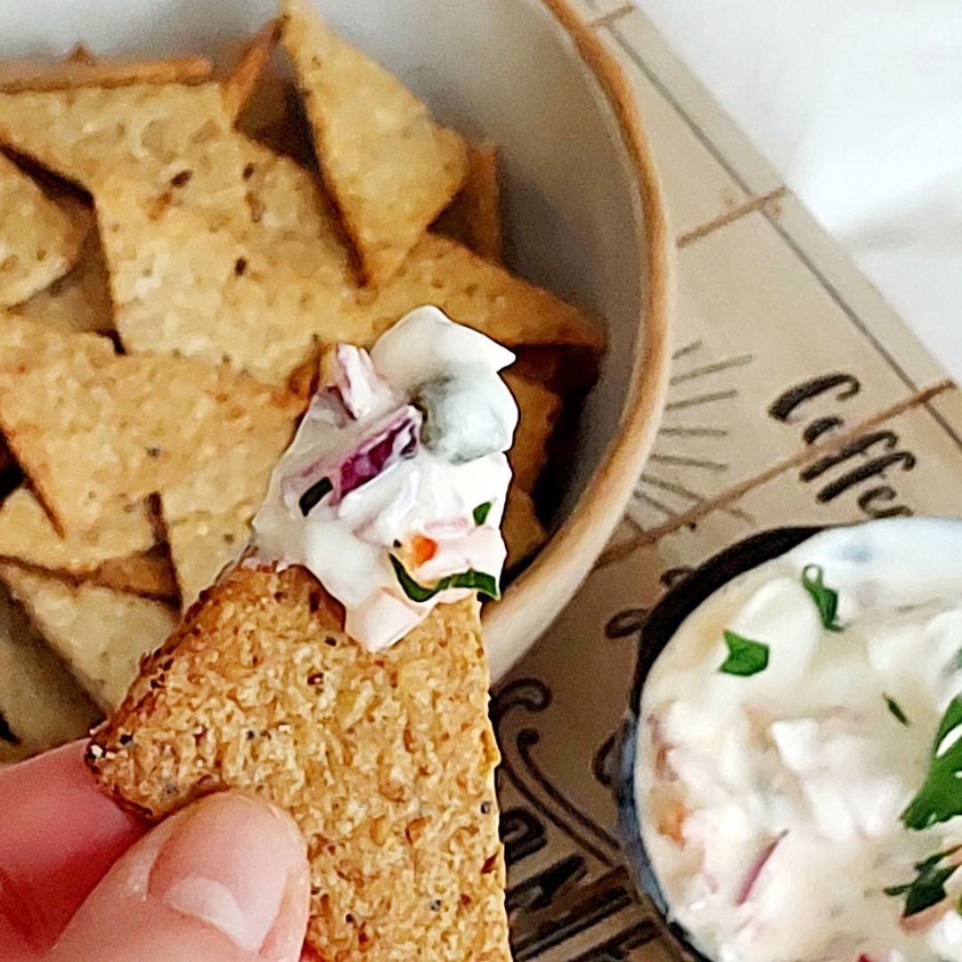 Nachos de avena y semillas con salsa de yogur Nachos de avena y semillas con salsa de yogur