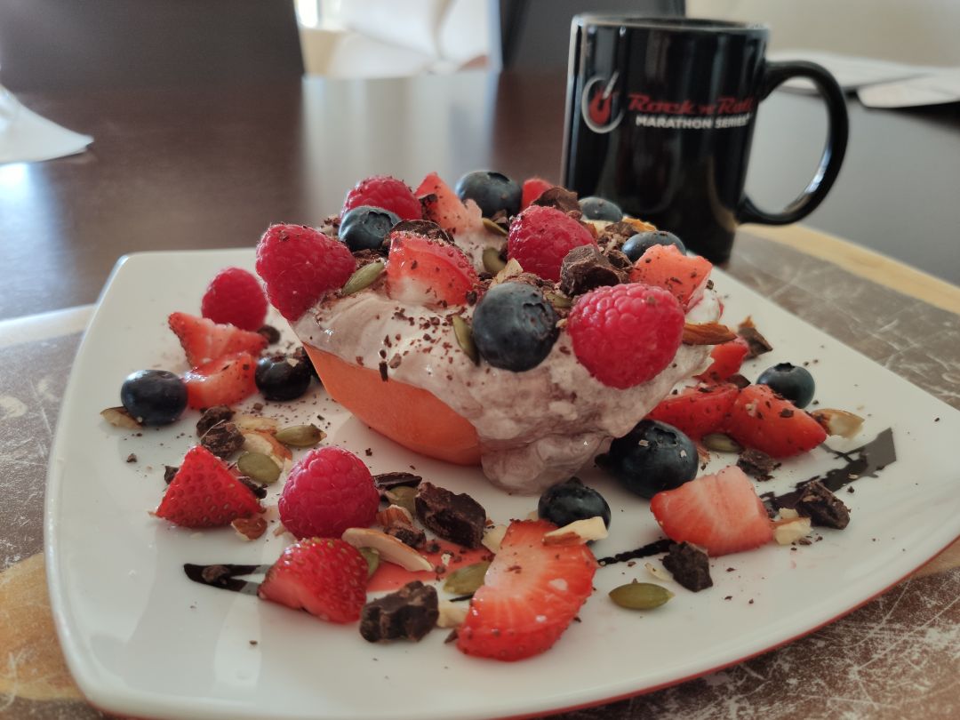 Donuts de papaya con yogur, frutos rojos y chocolate 