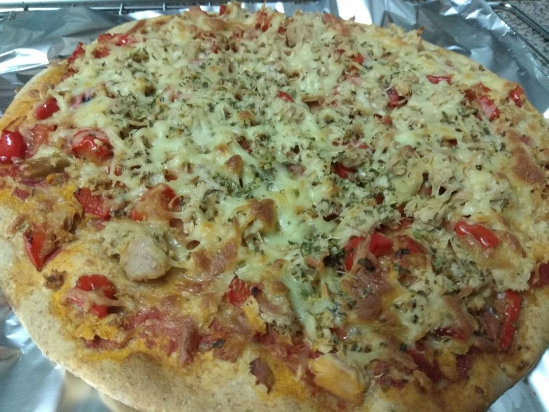 PIZZA INTEGRAL DE ATÚN Y PIMIENTO ROJO PIZZA INTEGRAL DE ATÚN Y PIMIENTO ROJO