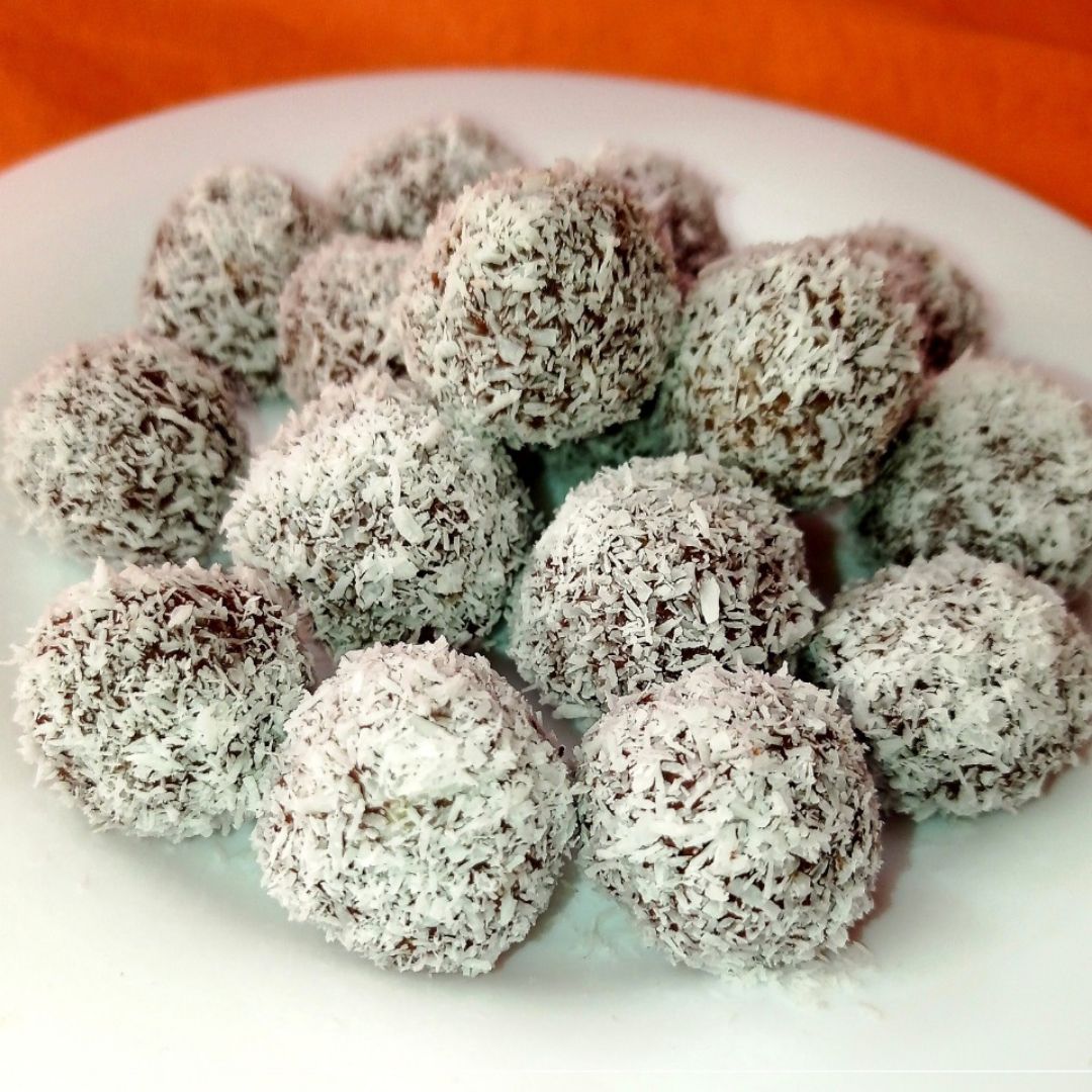 BOMBONES DE AGUACATE Y CHOCOLATE BOMBONES DE AGUACATE Y CHOCOLATE