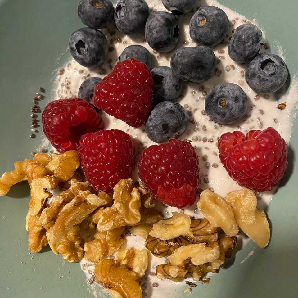 Yogur con chía, arándanos, frambuesas y nueces Yogur con chía, arándanos, frambuesas y nueces