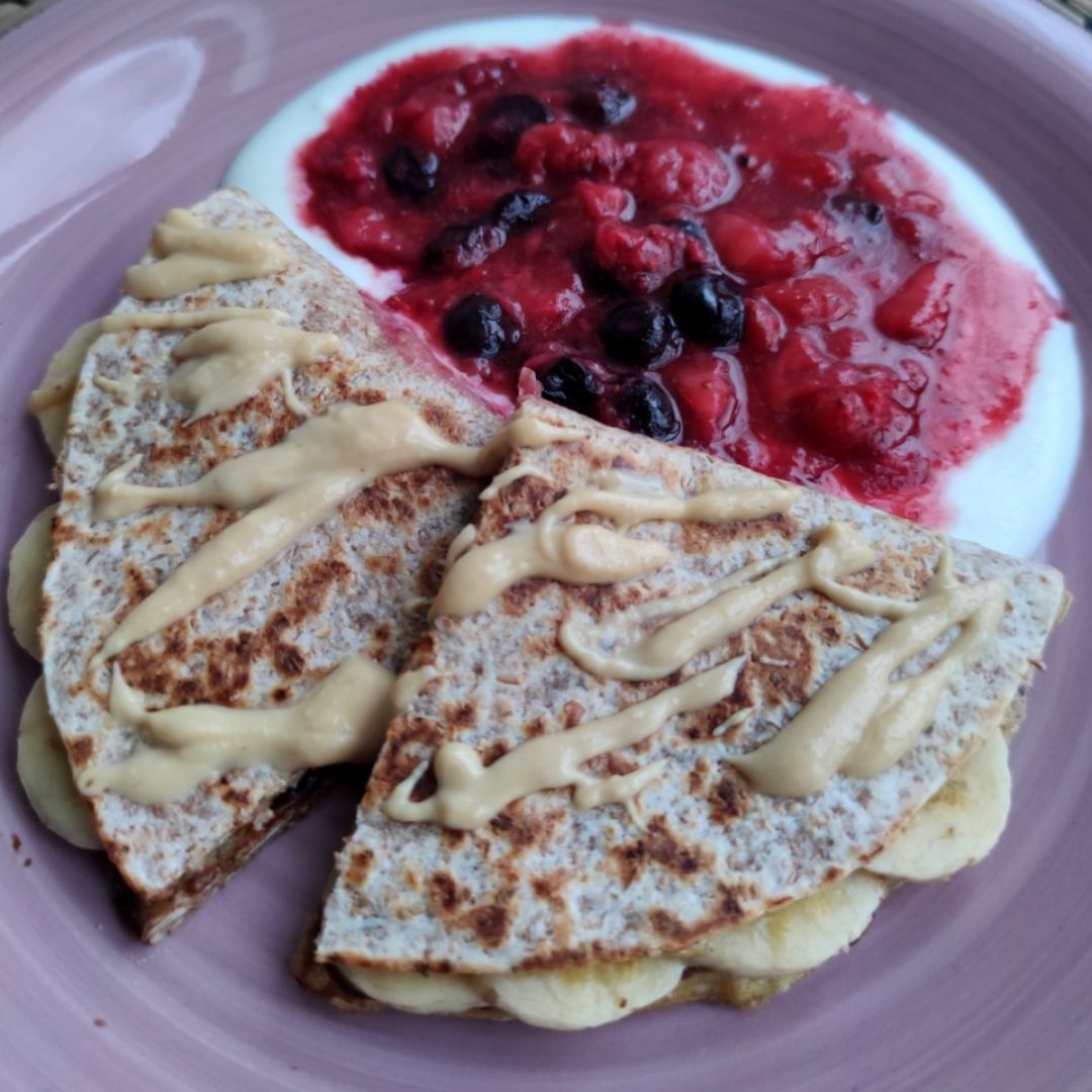 Fajita dulce rellena de plátano con yogur y frutos rojos