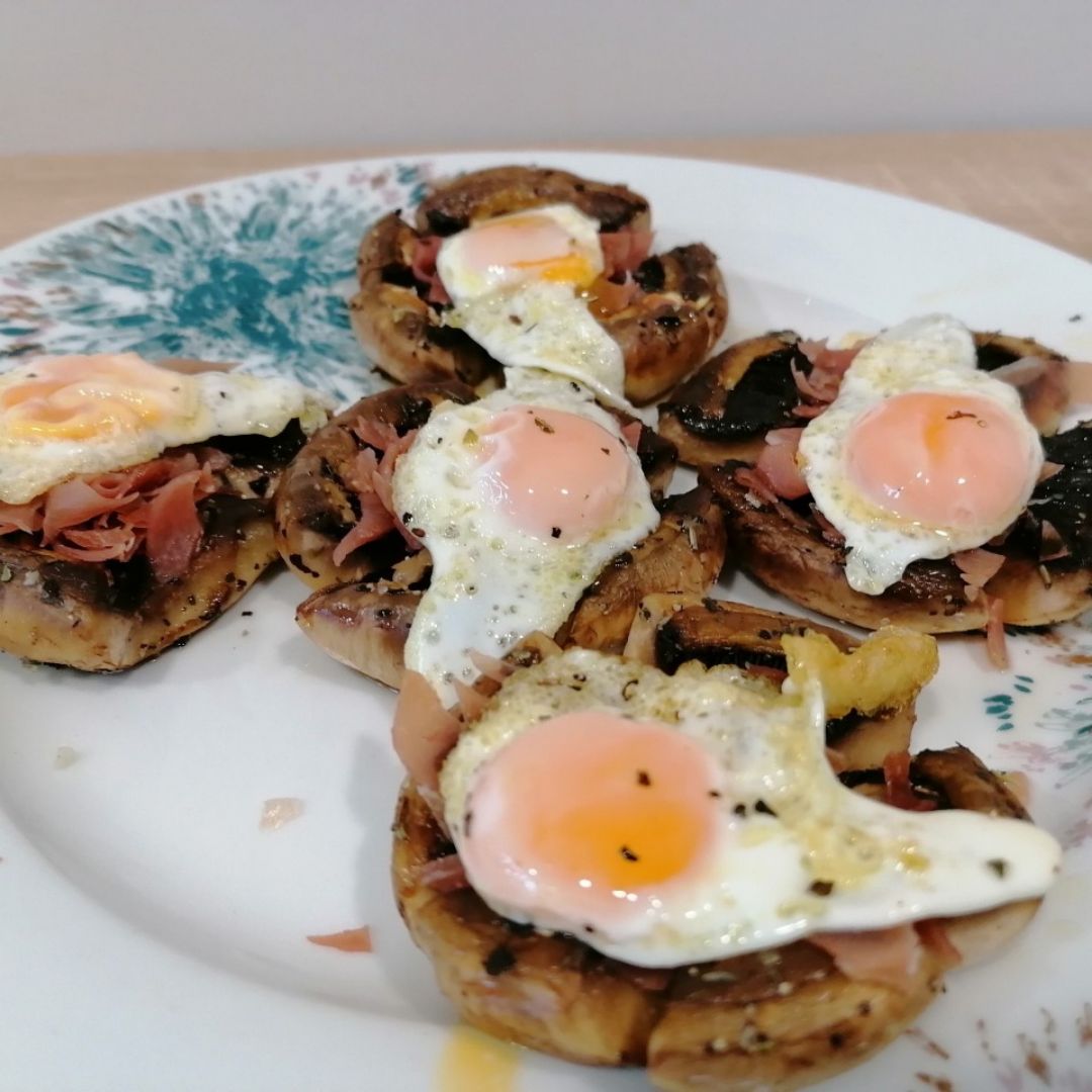 Champiñones a la plancha con jamón y huevo de codorniz Champiñones a la plancha con jamón y huevo de codorniz