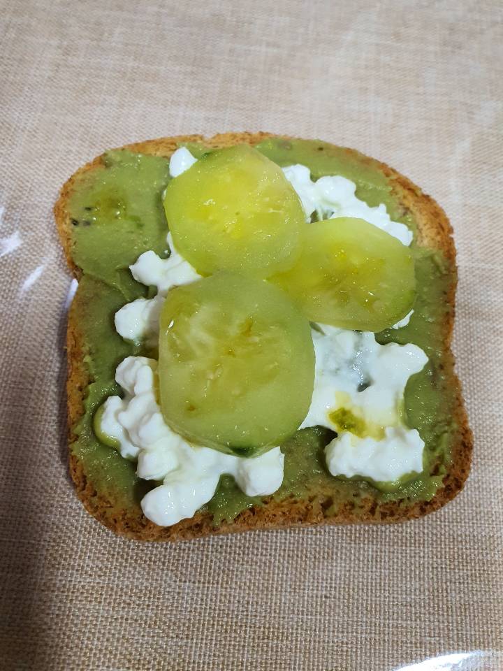 Pan tostado con aguacate y queso cottage Pan tostado con aguacate y queso cottage