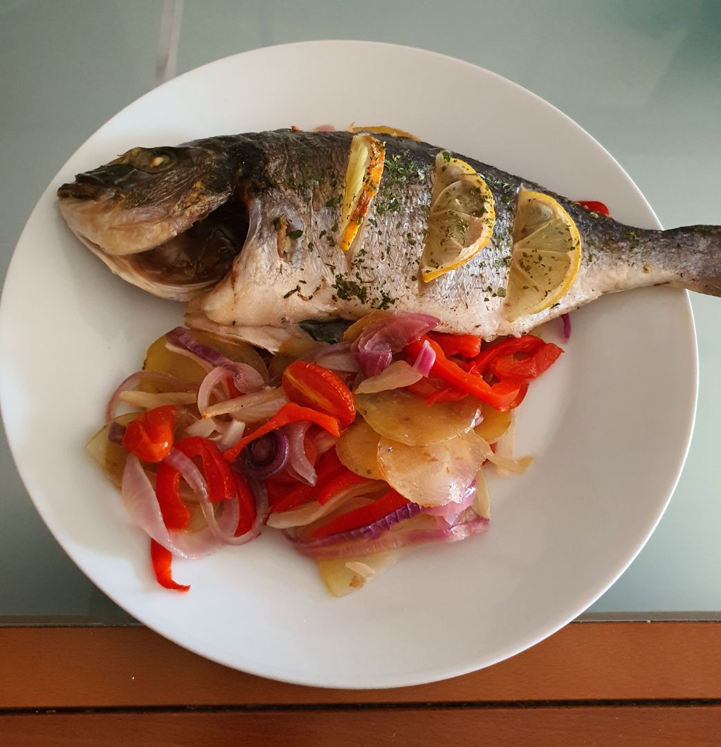 Dorada al horno con patatas y verduras.