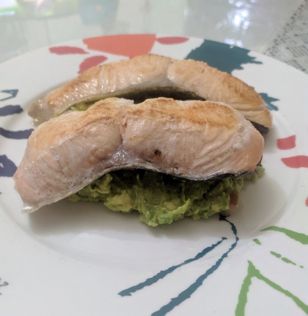 Salmón a la plancha con base de aguacate Salmón a la plancha con base de aguacate