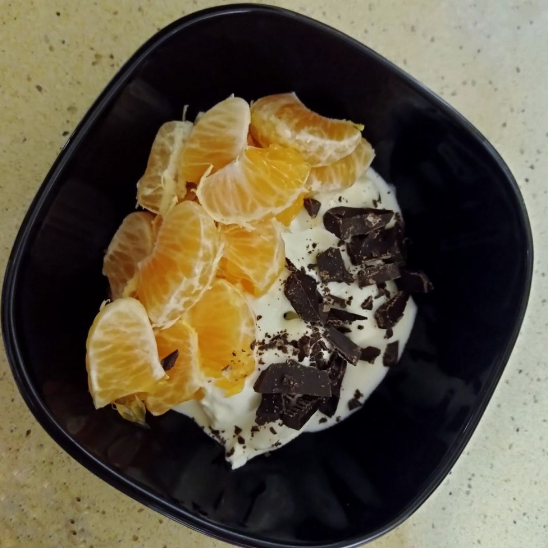 Yogurt griego con naranja y chocolate Yogurt griego con naranja y chocolate