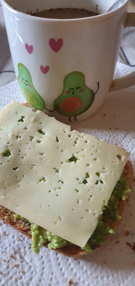 Tostada con aguacate y queso havarti