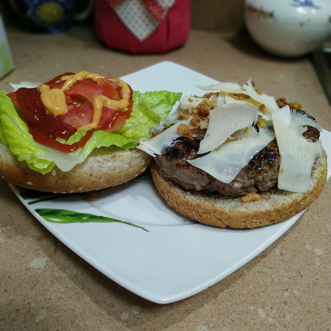 Riquísima 🍔Hamburguesa de Ternera con queso de cabra y pasas