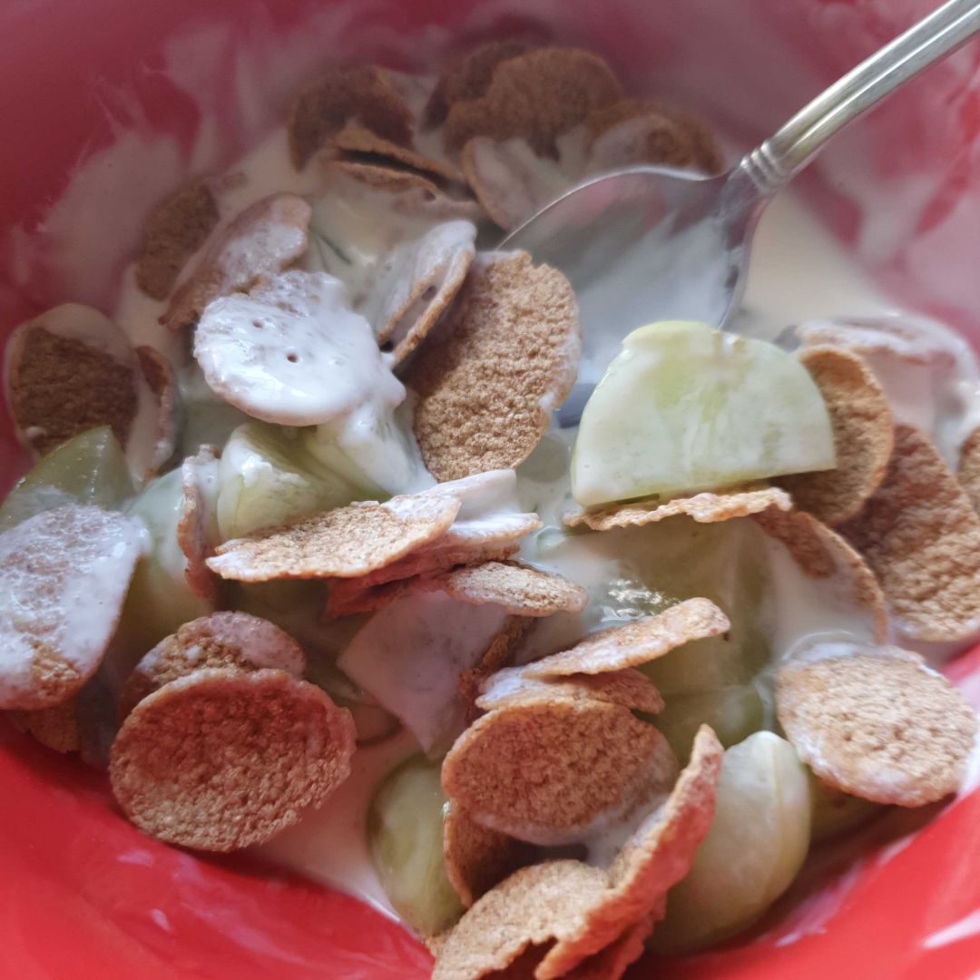 Kefir con uvas blancas sin semilla y copos de espelta