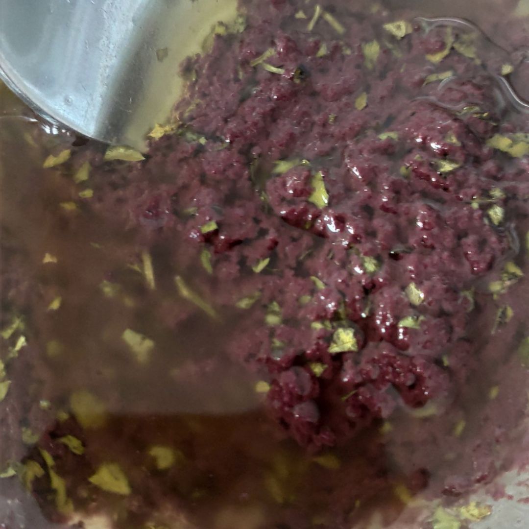Ensalada de alubias santa maría con cebolla tierna y cherrys en salsa de olivada Paso 1 Ensalada de alubias santa maría con cebolla tierna y cherrys en salsa de olivada Paso 1