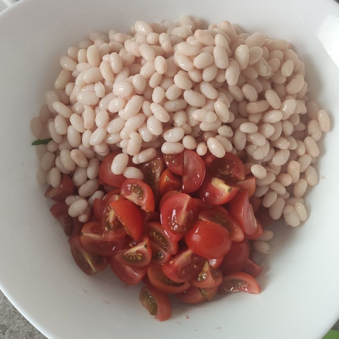 Ensalada de alubias santa maría con cebolla tierna y cherrys en salsa de olivada Paso 4 Ensalada de alubias santa maría con cebolla tierna y cherrys en salsa de olivada Paso 4