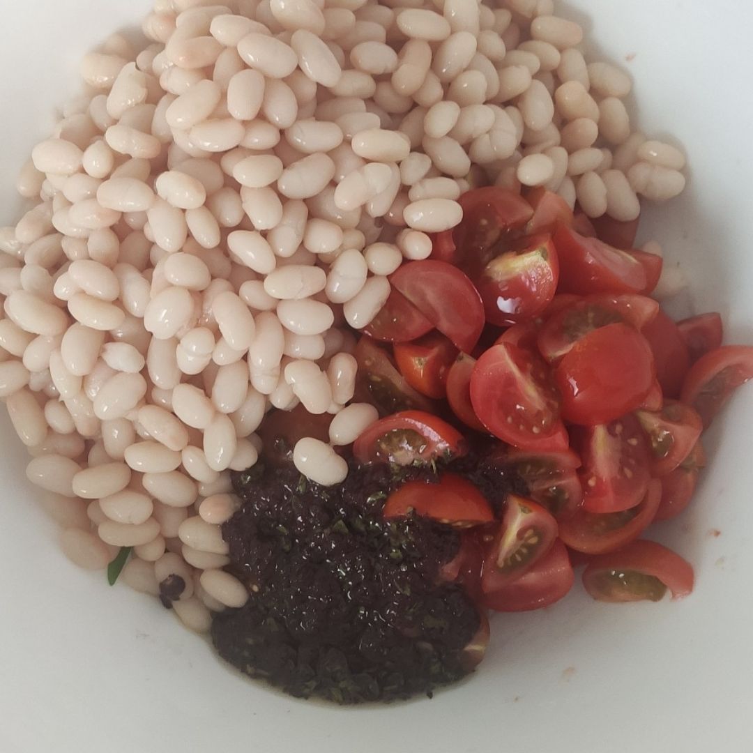Ensalada de alubias santa maría con cebolla tierna y cherrys en salsa de olivada Paso 5 Ensalada de alubias santa maría con cebolla tierna y cherrys en salsa de olivada Paso 5