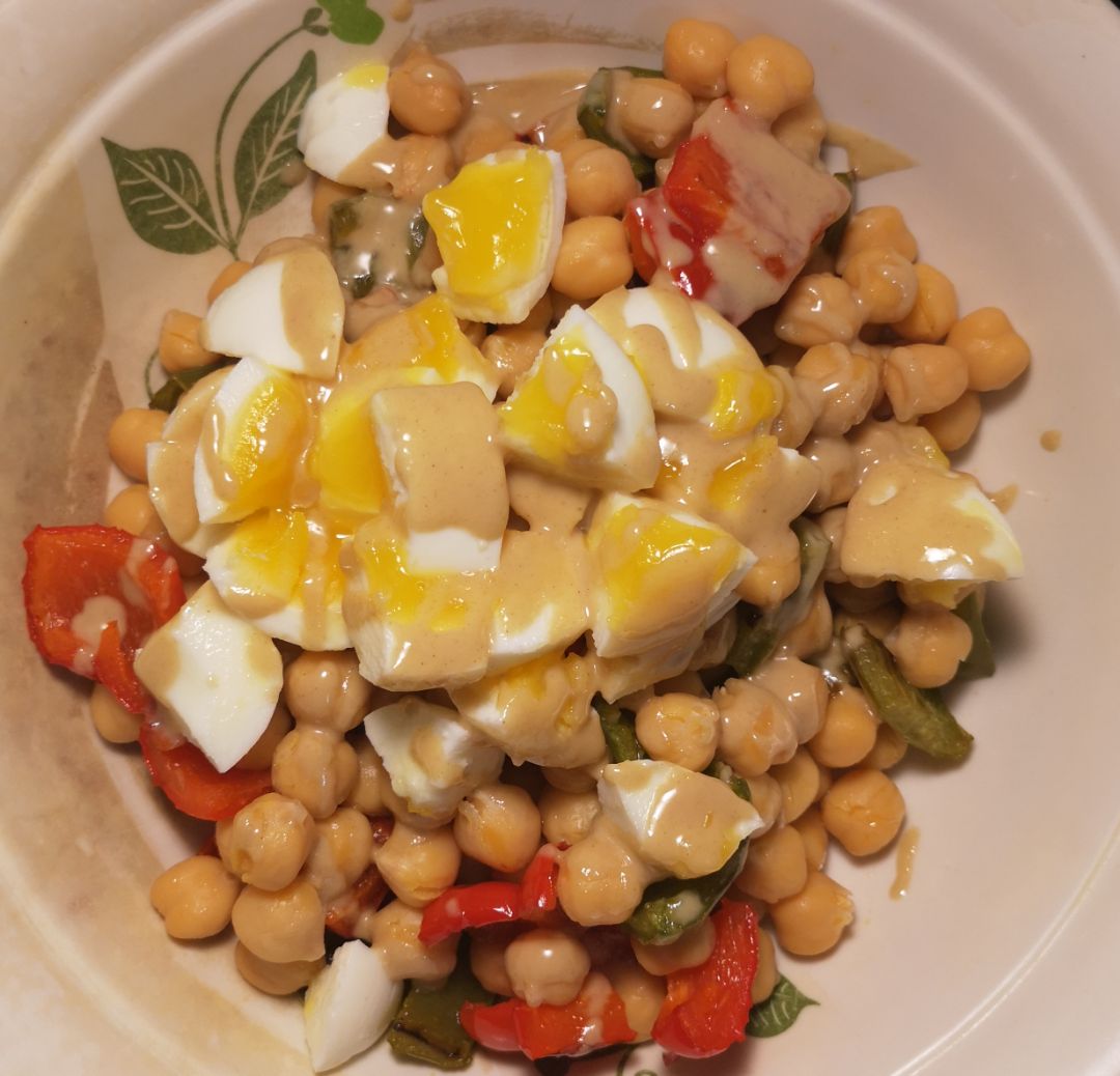 Garbanzos con pimientos, huevos duros y tahin Garbanzos con pimientos, huevos duros y tahin