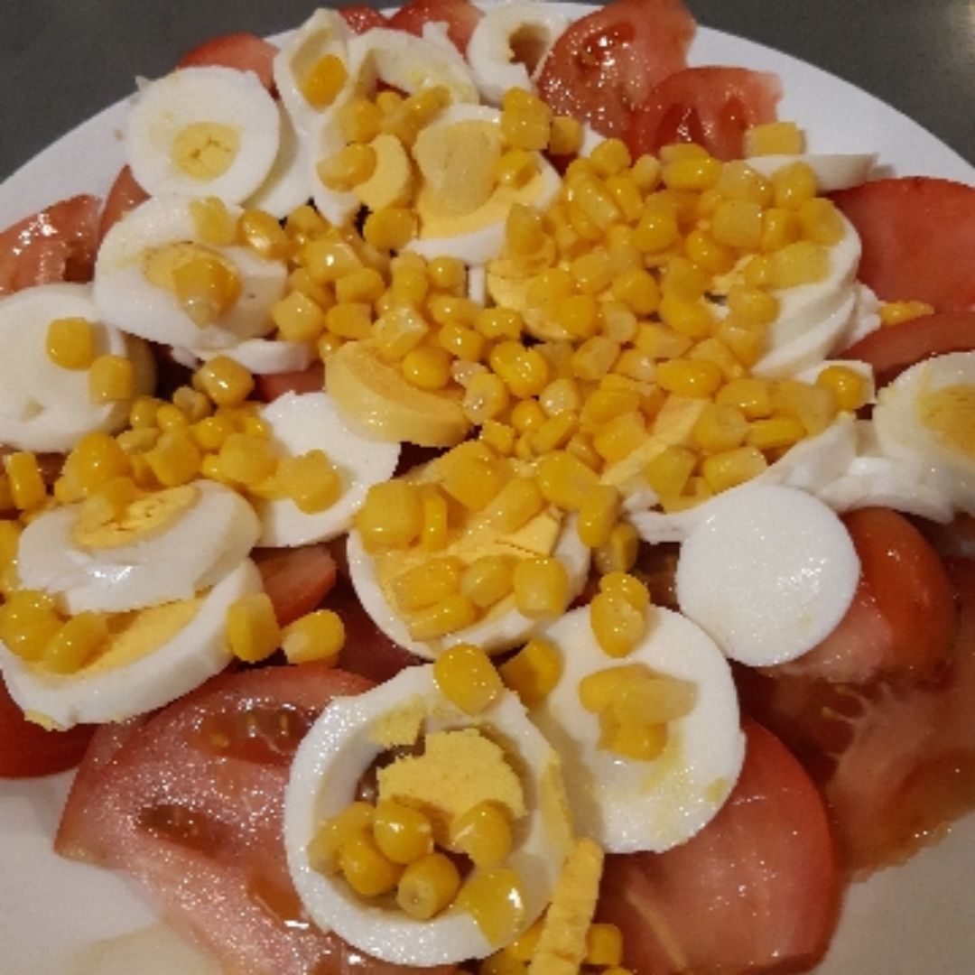 Ensalada de tomate, huevo y maiz Ensalada de tomate, huevo y maiz