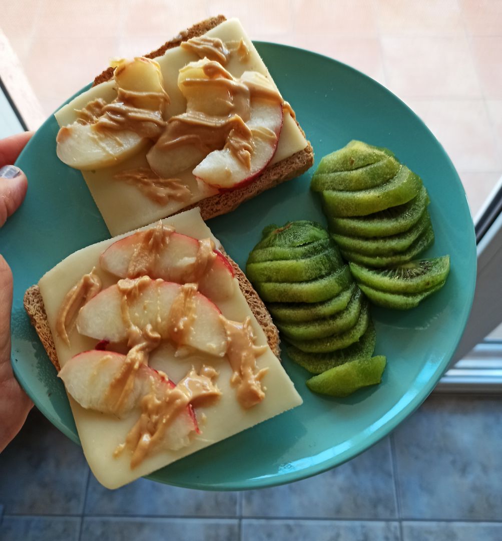 Tostadas con queso y crema de cacahuate Tostadas con queso y crema de cacahuate