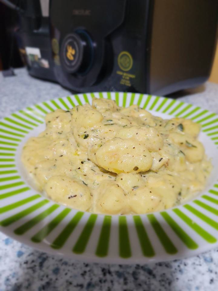 Ñoquis cremosos con calabacin y cebolla