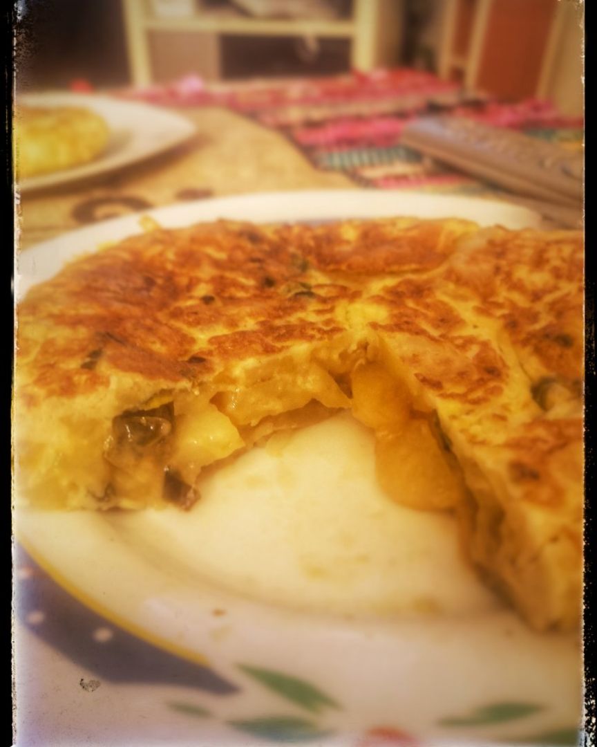 Tortilla de patata con cebolla y pimientos verdes