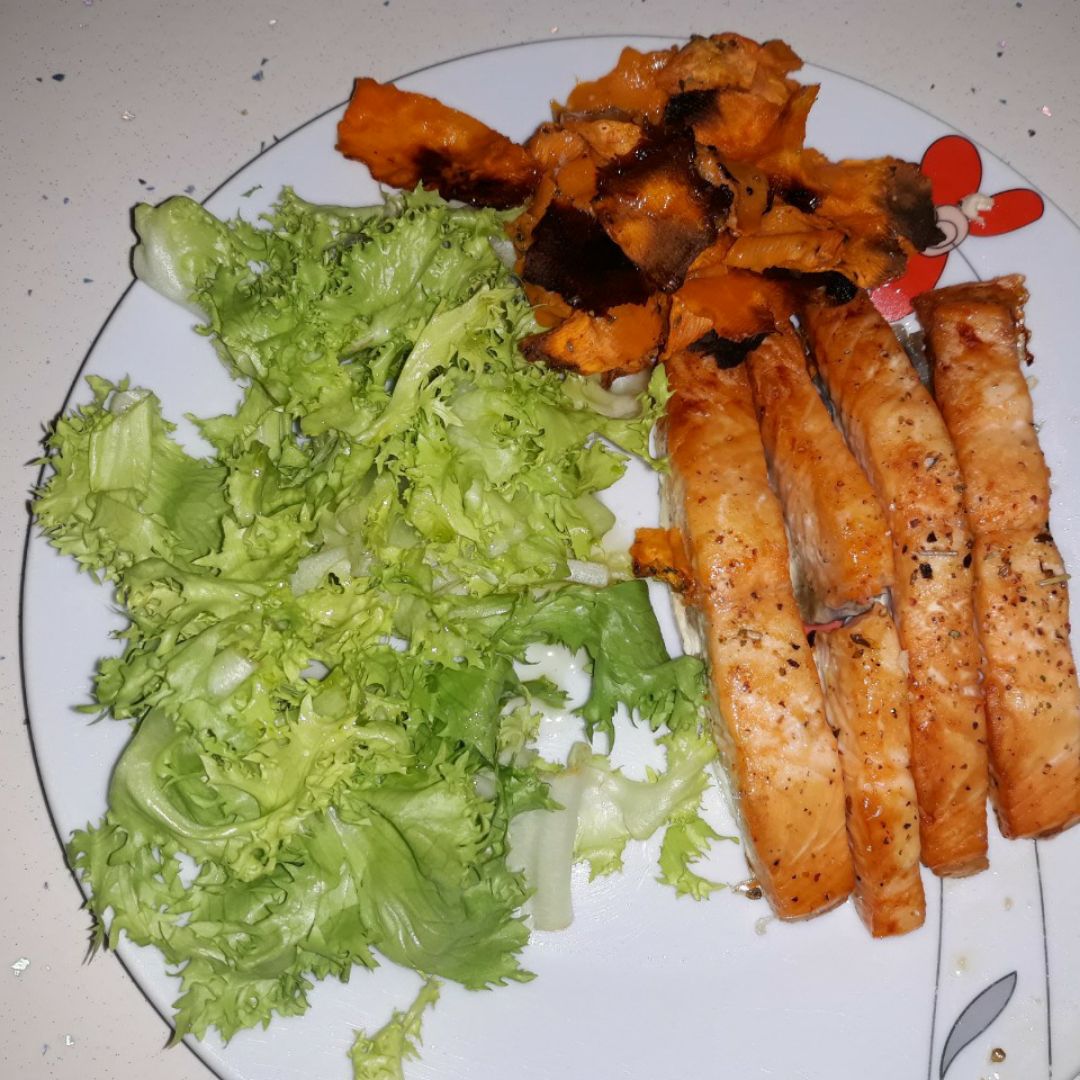 Salmón,con ensalada y boniato asado